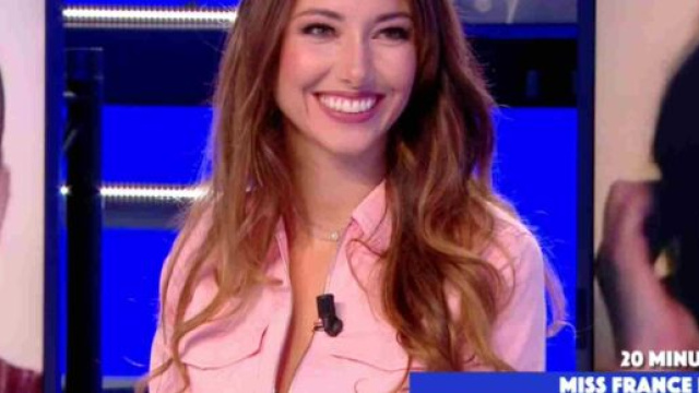 La chroniqueuse Delphine Wespiser sur le plateau de TPMP - Source : capture d'écran C8