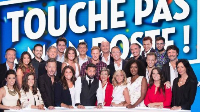 Une photo de la grande famille TPMP sans Bernard Montiel - Source : TPMP, C8