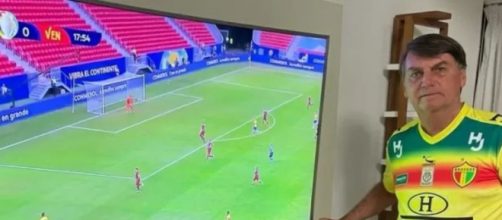 Bolsonaro compartilha foto assistindo a Copa América (Reprodução/Redes sociais)