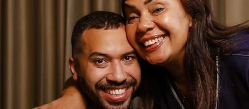Ex-BBB Gilberto Nogueira ao lado da mãe, Jacira Santana (Reprodução/Instagram/@gildovigor)