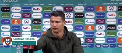 En conférence de presse, Cristiano Ronaldo n’a pas aimé voir les bouteilles Coca-Cola (Credit : Euro 2020 et capture Youtube)