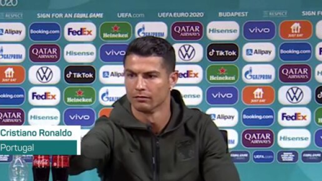 En conférence de presse, Cristiano Ronaldo n’a pas aimé voir les bouteilles Coca-Cola (Credit : Euro 2020 et capture Youtube)