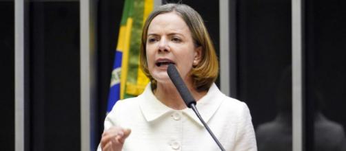 Para Gleisi Hoffmann, o presidente Jair Bolsonaro deve ser afastado do cargo (Pablo Valadares/Câmara dos Deputados)