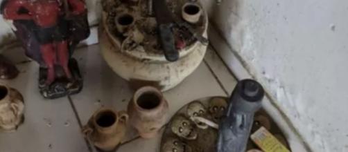 Polícia encontra objetos supostamente ligados a rituais satânicos nos esconderijos de Lázaro (Divulgação/Polícia Civil-GO)