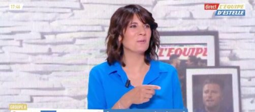 Estelle Denis en fou rire en voyant le style de Raymond Domenech. (photo capture d'écran video)