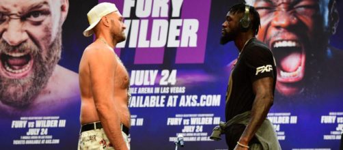 Tyson Fury e Deontay Wilder nell'interminabile face off.