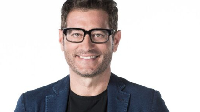 Enrico Papi sul bullismo in tv: 'I colleghi potenti non rinunciano alle scorrettezze'.