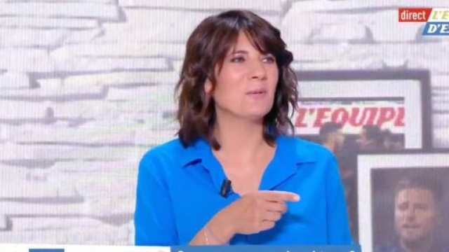 Estelle Denis en fou rire en voyant le style de Raymond Domenech. (photo capture d'écran video)