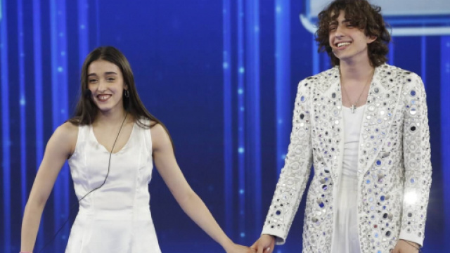 Sangiovanni e Giulia a Fregene: la coppia potrebbe avere girato il videoclip di Malibu.