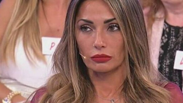 U&D, Ida risponde agli hater mostrando le sue gambe: 'I miei stinchi di porco me li tengo'.