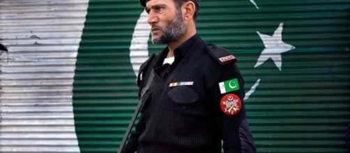 Agente de policía en Pakistán (Imagen: The Objective)