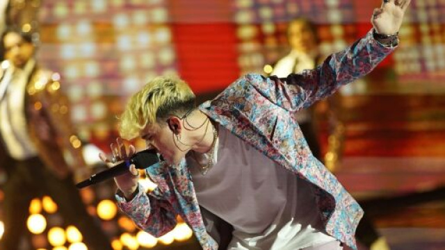 Aka7ven fotografato con Alice De Bortoli, ex allieva de Il Collegio.