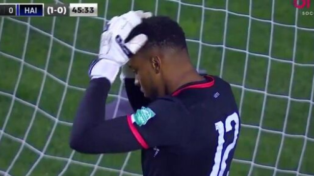 Le gardien a marqué contre son camp - Source : capture d'écran vidéo compte Twitter @InstantFoot