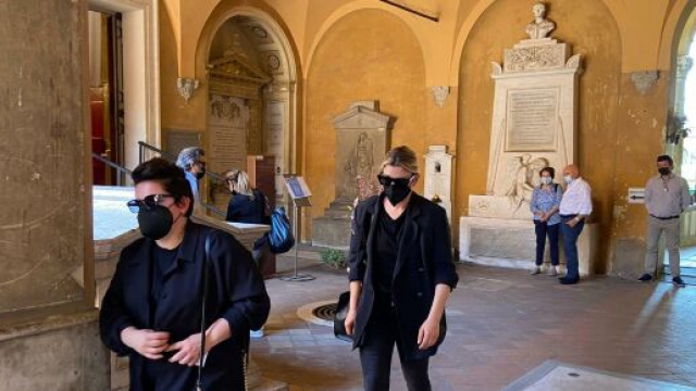 Michele Merlo, alla camera ardente anche Emma Marrone che abbraccia il padre.