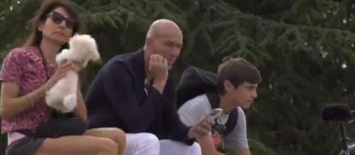 Zinédine Zidane à Rodez pour soutenir son fils Enzo (Credit : @viaOccitanieTV - capture)