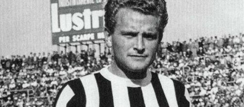 Giampiero Boniperti con la maglia della Juventus negli anni '50.