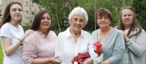 Una mujer de 86 años y su familia cuentan con 6 generaciones viviendo de forma simultanea (@STVNews / Twitter)