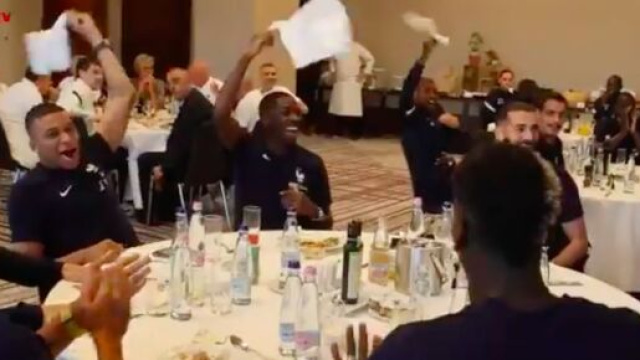 Les bleus se lâchent pour l'anniversaire de Clément Lenglet - Photo capture d'écran vidéo FFF TV