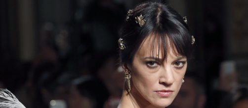 Asia Argento ospite a Belve, ma volano scintille con la conduttrice Francesca Fagnani.