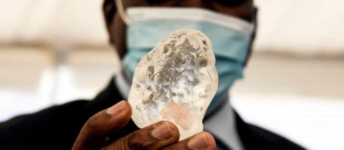 Foto do terceiro maior diamante encontrado nas minas de Botsuana. (Arquivo Blasting News)