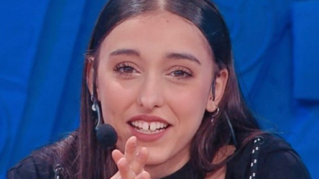 Amici, Giulia Stabile criticata da fan per nuovo progetto in tv: 'Si è ridotta a fare gavettoni'.