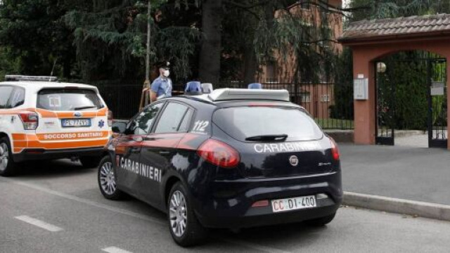 Arese, uccide la moglie e si barrica in bagno: arrestato 41enne.