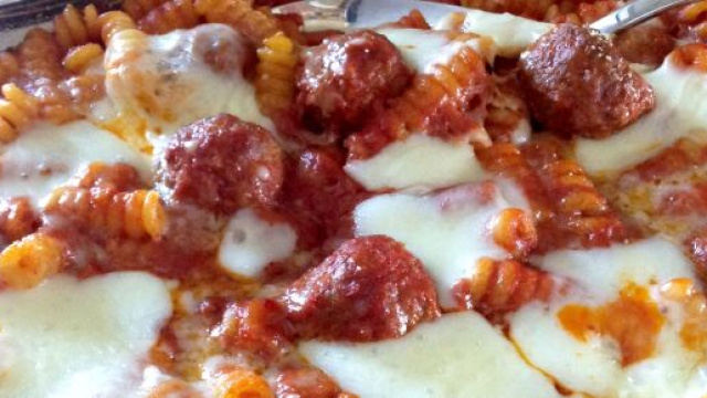 Pasta al forno con la mozzarella filante.