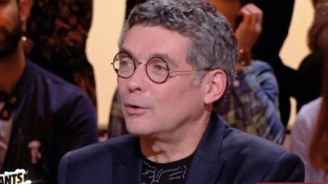 Thierry Moreau sur le plateau des Enfants de la Télé - Source : capture d'écran France 2