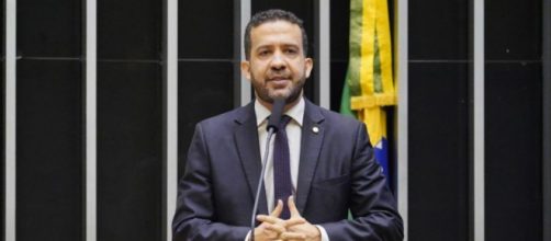 Deputado André Janones ainda chamou o governo Bolsonaro de 'assassino' (Pablo Valadares/Câmara dos Deputados)