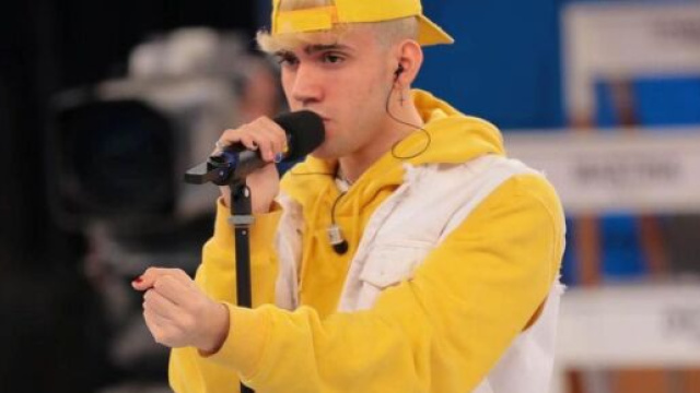 Aka7even commenta sui social la relazione tra Martina e Raffaele: 'Non me ne frega nulla'.