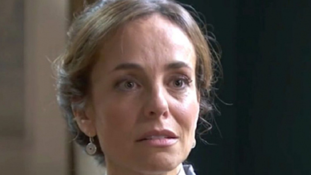 Una Vita, trame spagnole: Felicia scandalizzata dalla tela di Maite che rappresenta Camino.