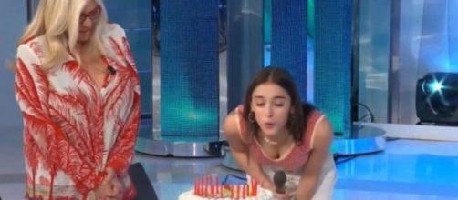 Giulia Stabile festeggia il compleanno a Domenica In: le arriva anche un videomessaggio di Sangiovanni.