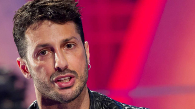 Fabrizio Corona minaccia di tagliarsi la gola: 'L'indirizzo lo conoscete'.