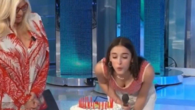 Giulia Stabile festeggia il compleanno a Domenica In: le arriva anche un videomessaggio di Sangiovanni.