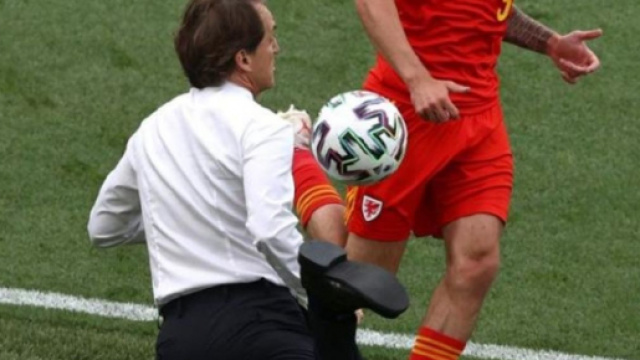 L’aile de pigeon de Robero Mancini lors d'Italie - Pays de Galles (Credit : BeIN Sport)