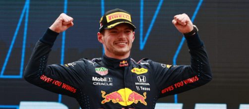 Max Verstappen festeggia la vittoria in Francia con la Red Bull.
