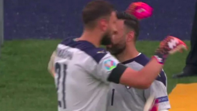 Le remplacement entre Donarruma et Sirigu fait le buzz - Photo capture d'écran vidéo Twitter