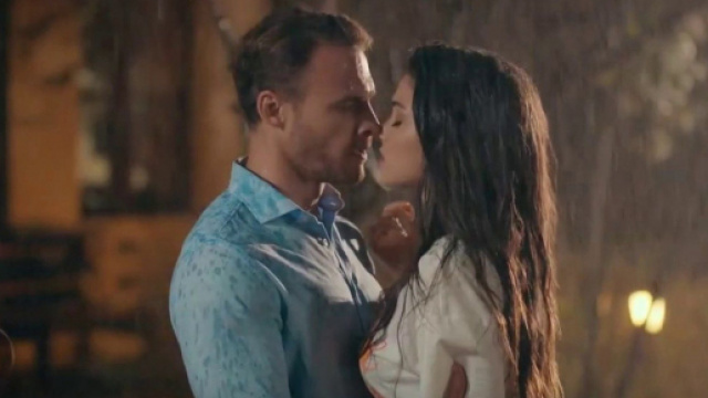 Love is in the air, trama turca: Ayfer sa che Eda e Serkan hanno dormito insieme.