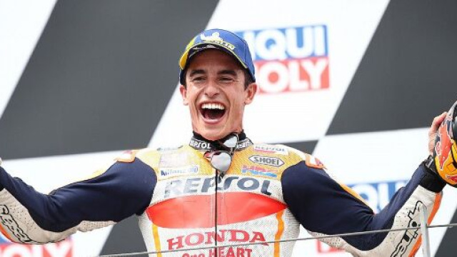 Un raggiante Marc Màrquez celebra il ritorno sul gradino più alto del podio