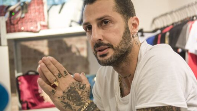 Presunti schiamazzi a casa di Fabrizio Corona, arriva la polizia: con lui l'ex tronista Sophie.