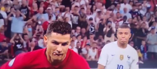 Mbappé admiratif de Ronaldo. (capture match France vs Portugal Twitter).