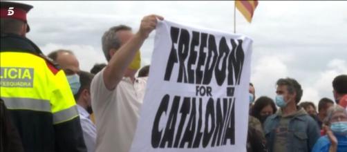 Manifestando sosteniendo la pancarta 'Freedom for Cataluña'. (Fuente: Telecinco)