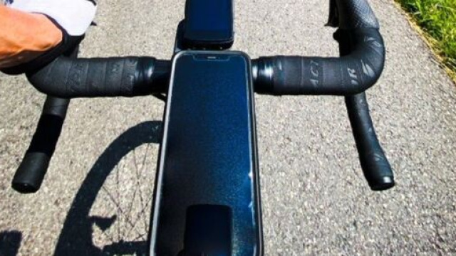 Chris Froome si allena in vista del Tour de France con una bici munita di freni a pattino.