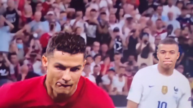 Mbapp&eacute; admiratif de Ronaldo. (capture match France vs Portugal Twitter).