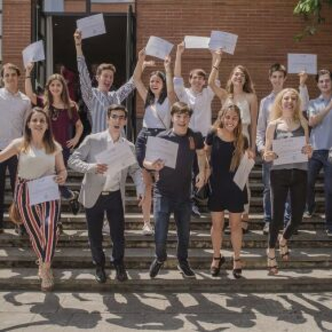 Alumnos celebrando las buenas notas obtenidas en la prueba de Evau (Fuente: Flickr.com)