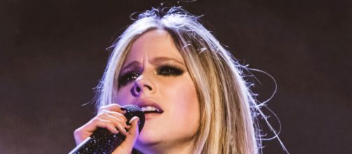 Avril Lavigne performing live at The Greek Theatre in Los Angeles (Image source: Justin Higuchi/Wikimedia Commons)