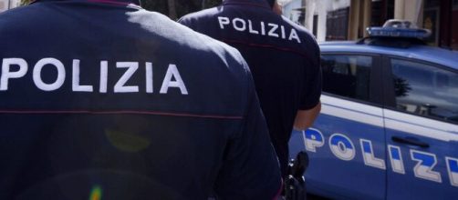 Una volante della Polizia, con due agenti. Foto di repertorio.