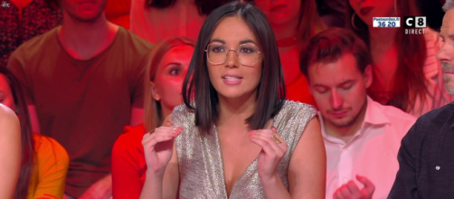 La chroniqueuse de TPMP Agathe Auproux sur le plateau de BTP. Source : capture d’écran C8