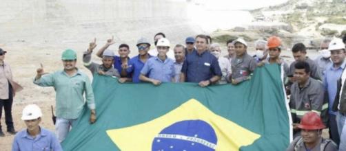 Operários fazem sinal do L, associado ao ex-presidente Lula, em foto com Jair Bolsonaro (Reprodução/Redes sociais)