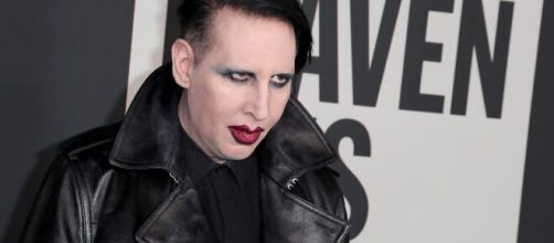 Marilyn Manson si consegna alla polizia dopo il mandato di arresto.